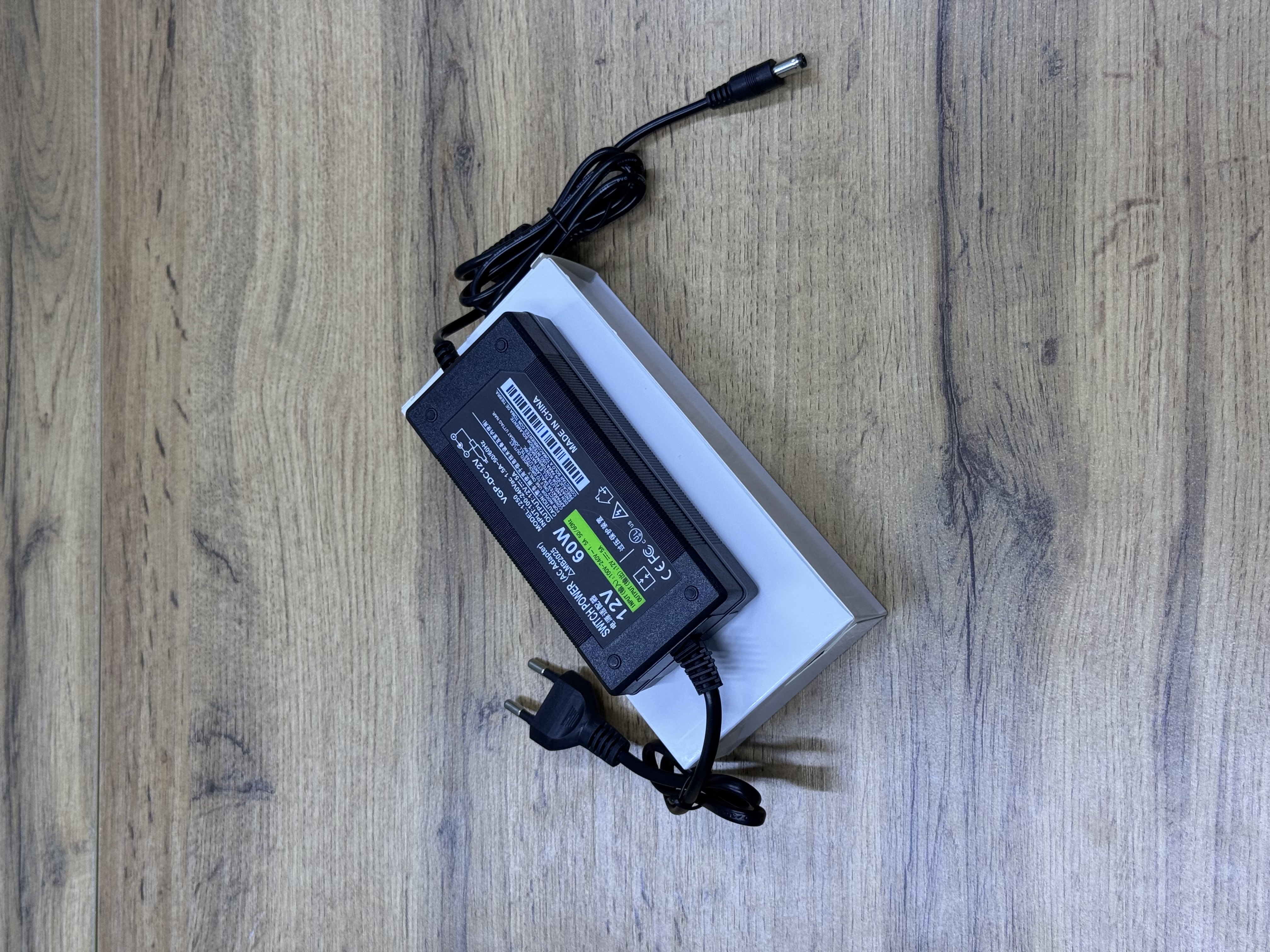Блок Питания 12V 5А в белой коробке